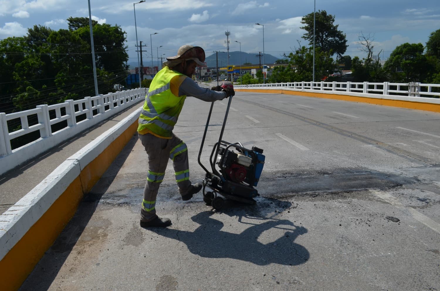 Pista da ponte Orlando Francalacci recebe reparos