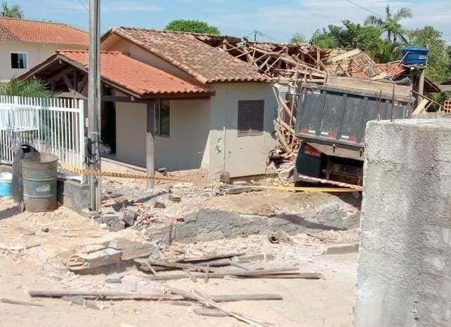 Caminhão desgovernado desce morro e atinge casa