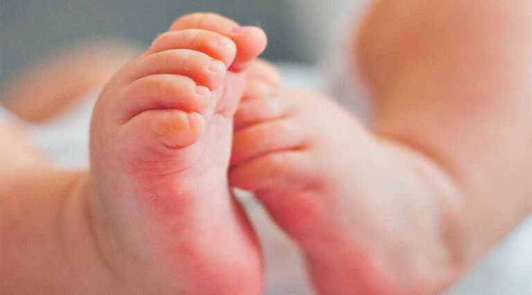 Padrasto e mãe acusados de estuprar bebê em Laguna viram réus