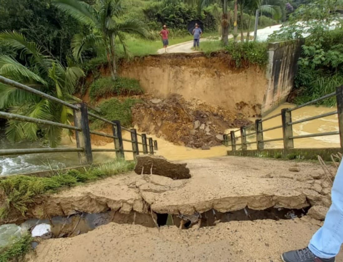 Ponte baixa desaba no limite de Rio Fortuna e Grão-Pará