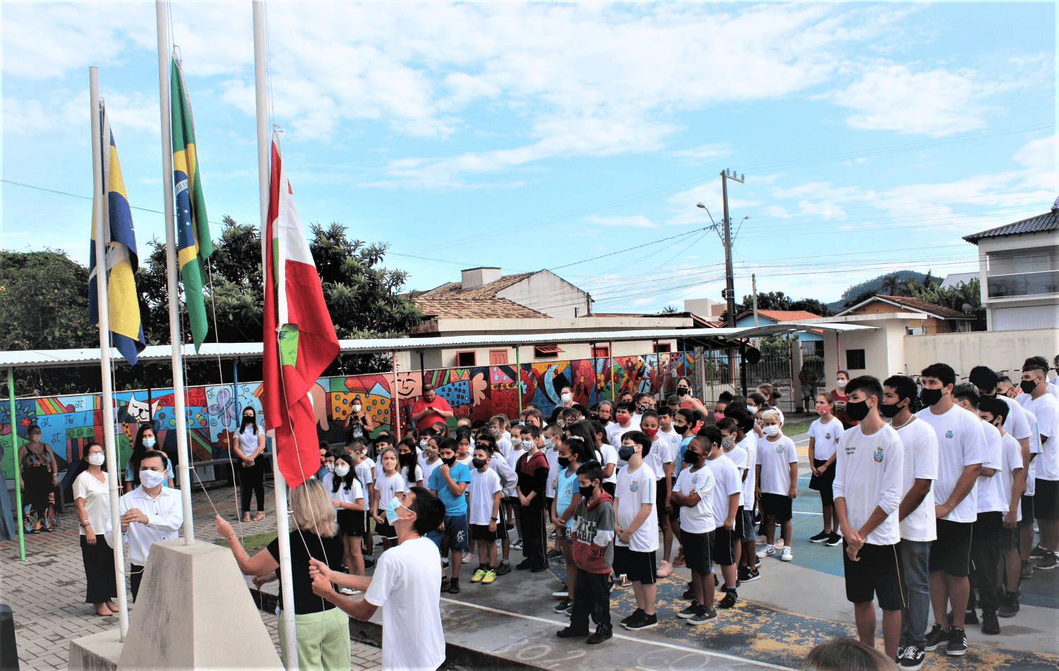 Hasteamento das bandeiras abre programação dos 30 anos de Capivari de Baixo