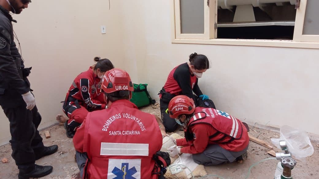 Homem tem afundamento no crânio e suspeita de lesão na coluna após queda de telhado