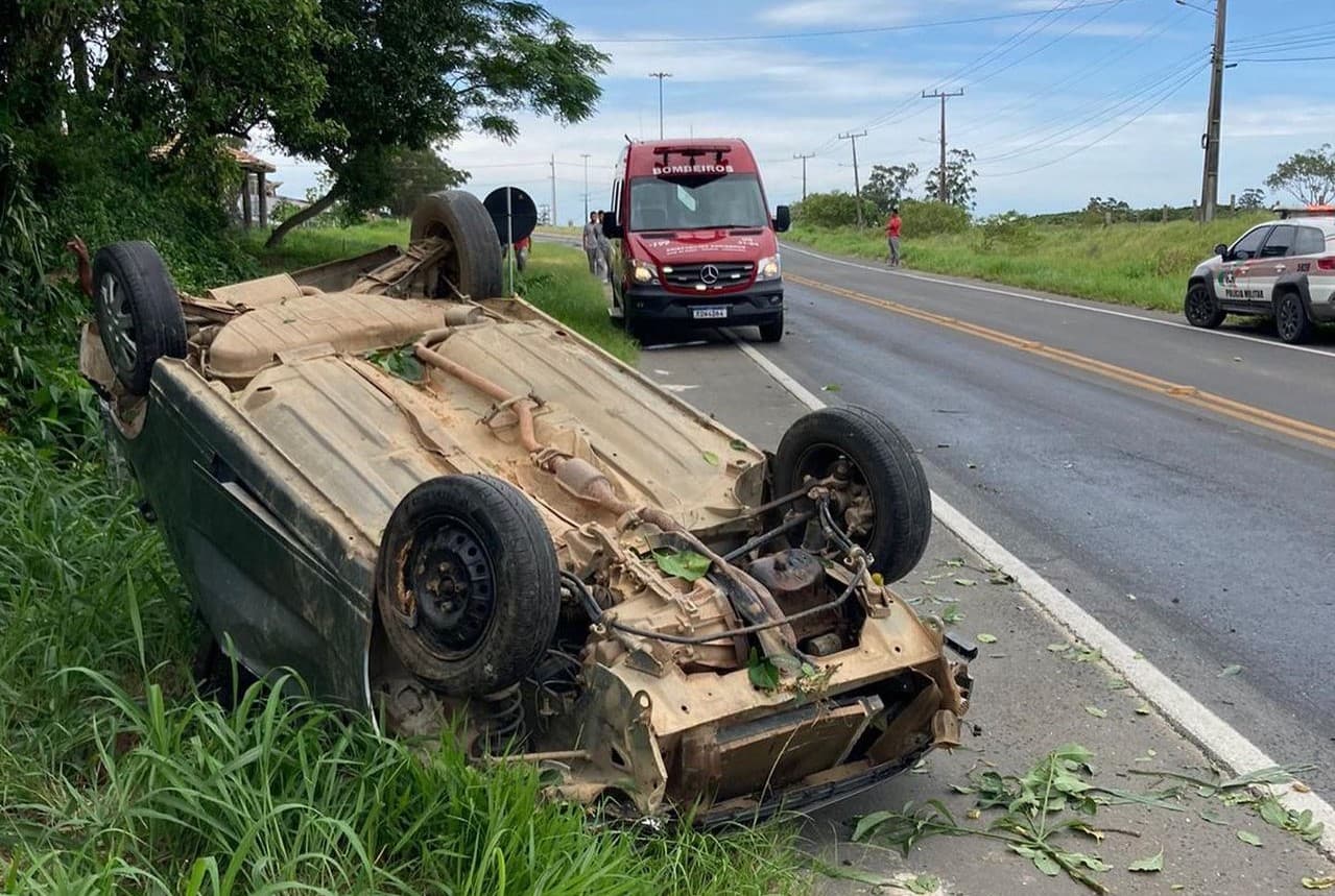 Carro capota após passar por óleo na pista
