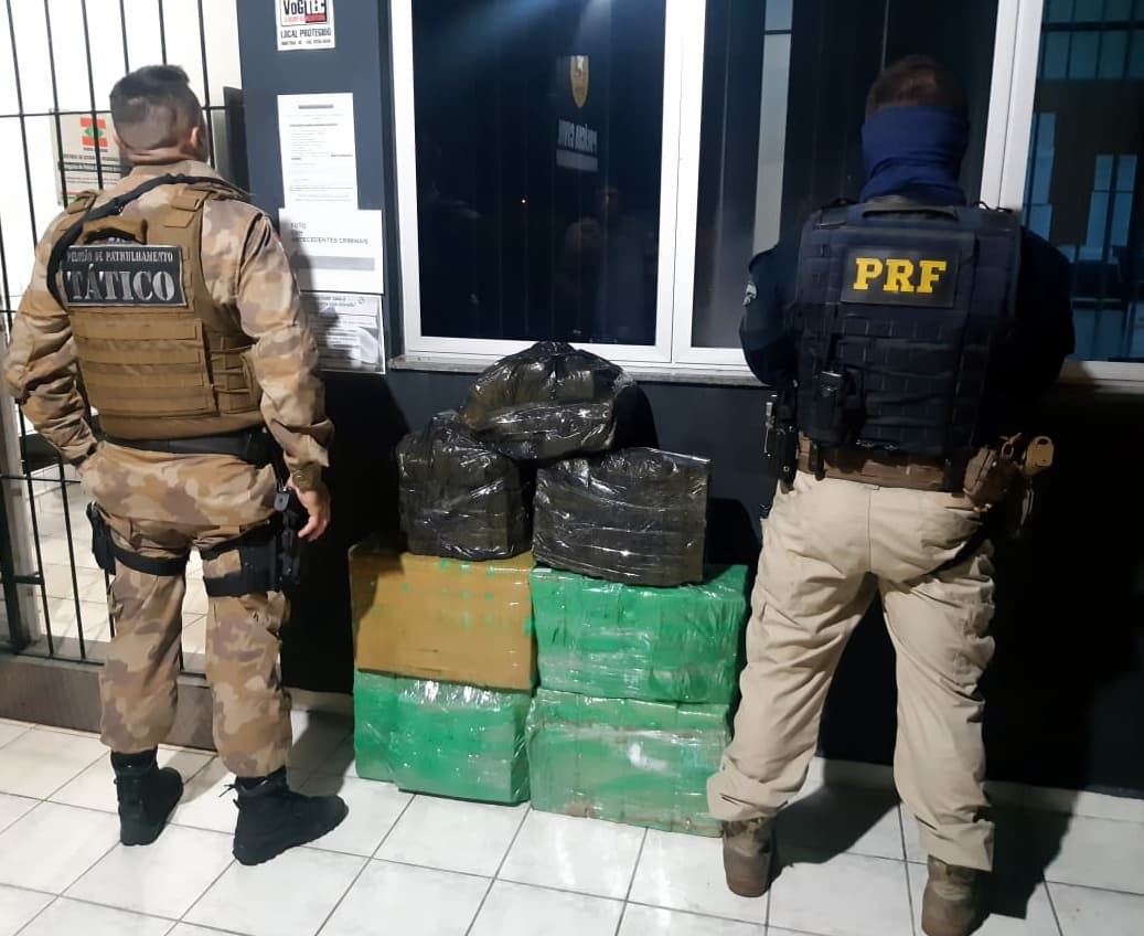 Casal que transportava 127 kg de maconha ao lado dos filhos pequenos é preso em Imbituba