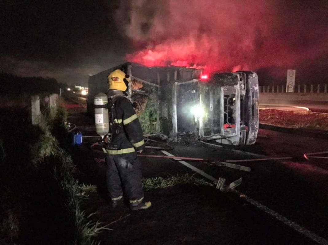 Caminhão tomba e pega fogo na marginal da BR-101