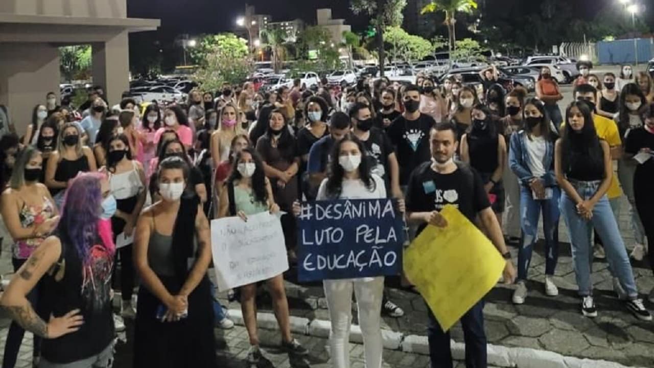 Estudantes da Unisul protestam contra ensino à distância
