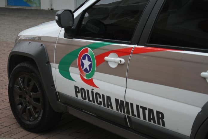 Polícia recupera carro roubado e prende assaltante em Tubarão
