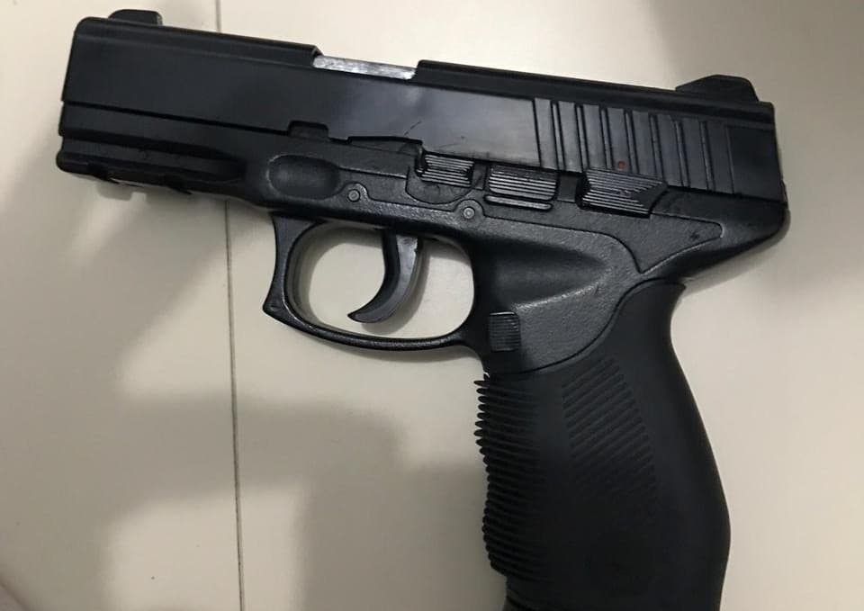 Simulacro de pistola é apreendido dentro de carro