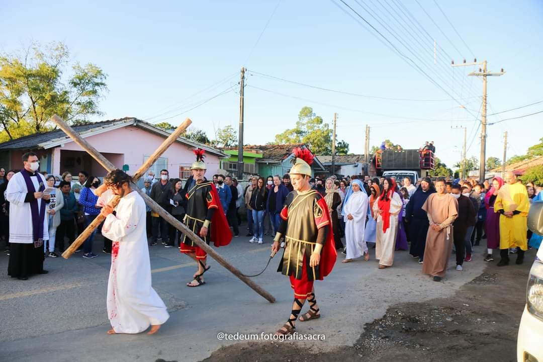 Encenação da Paixão de Cristo reúne centenas de fiéis em Tubarão