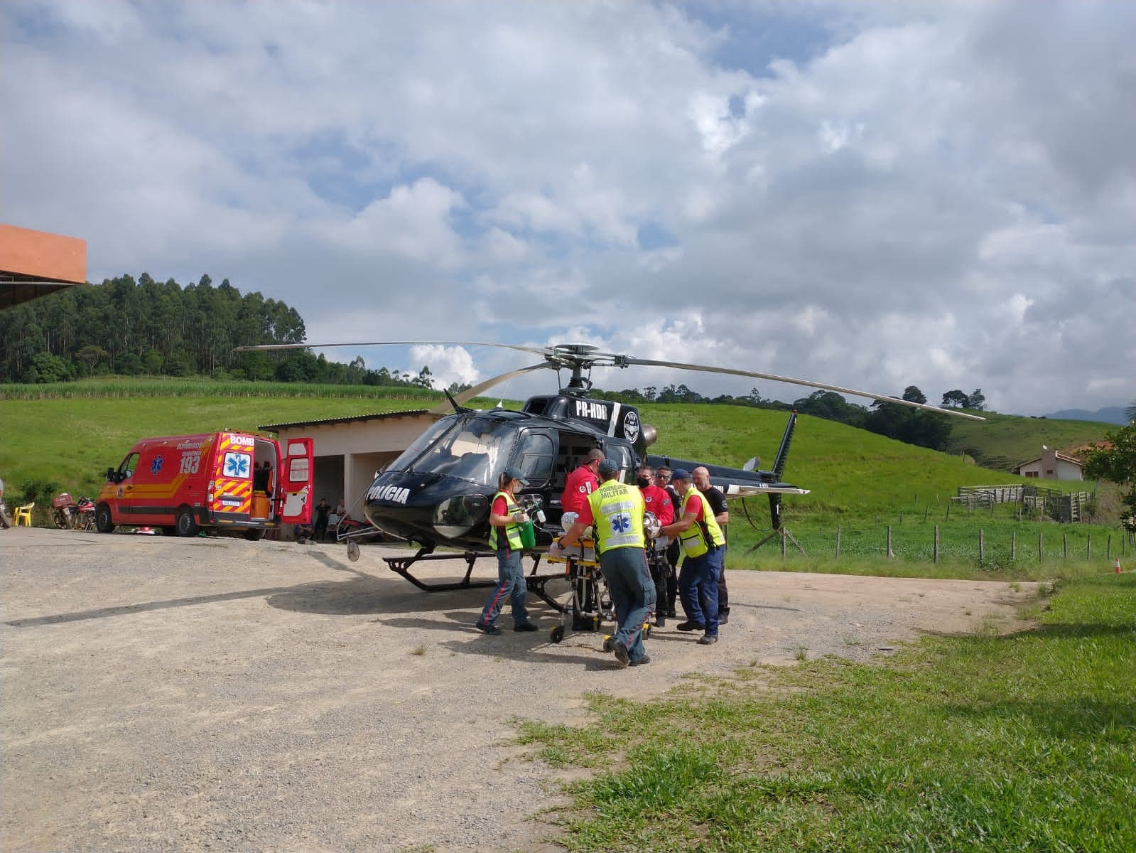 Após cair de cavalo, homem bate com a cabeça em poste e fica gravemente ferido