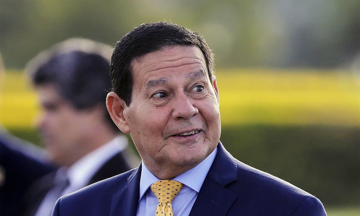 Mourão ri da possibilidade de investigar militares por tortura na ditadura: 'Vai trazer os caras do túmulo de volta?'