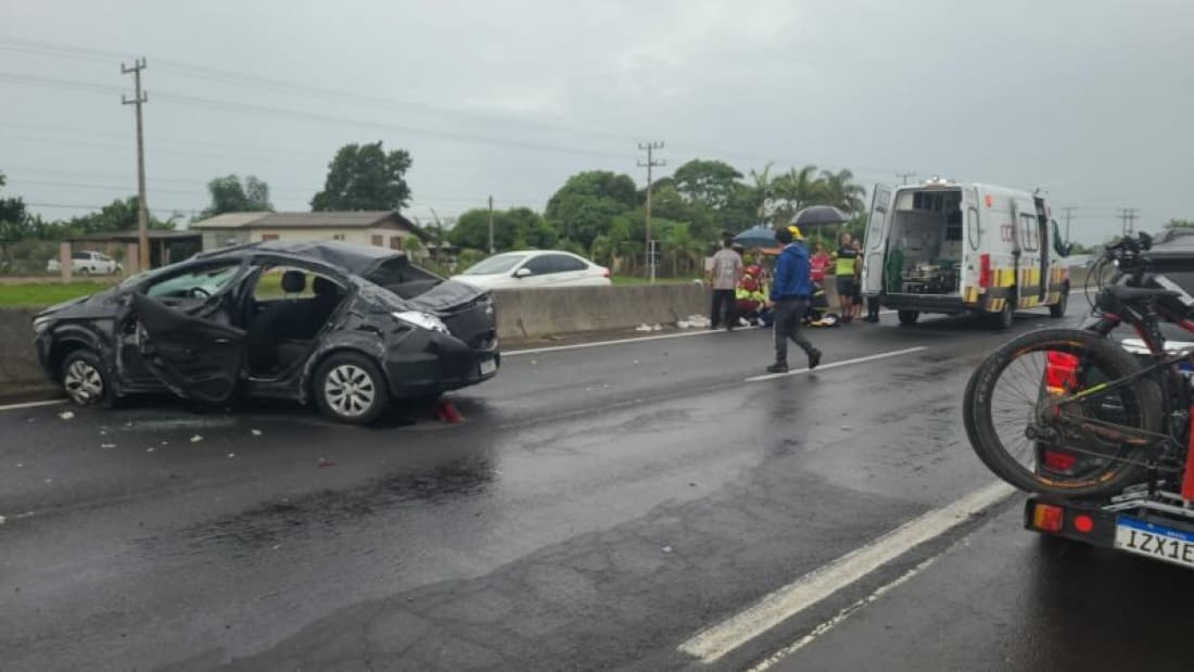 Mulher morre após carro capotar ao colidir com guard rail