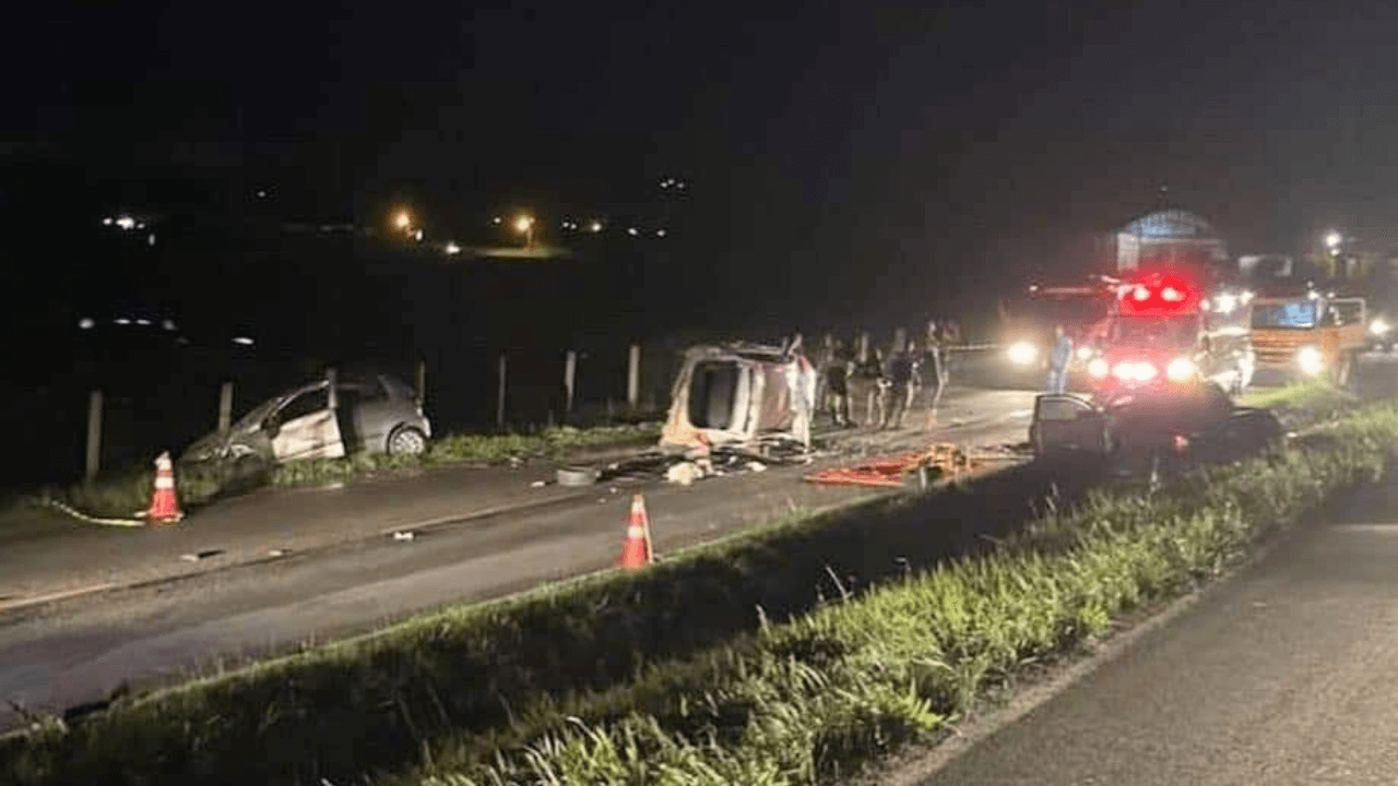 Uma pessoa morre e seis ficam feridas em acidente envolvendo três carros