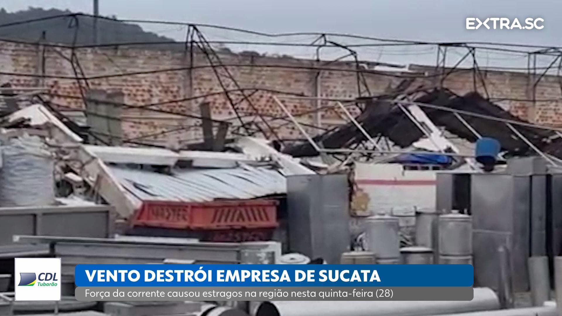 Fortes ventos destroem empresa de sucatas e causam estragos na região