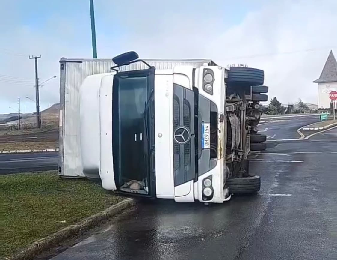 “Coloquei o cinto e esperei tombar”, diz motorista de caminhão derrubado por vento