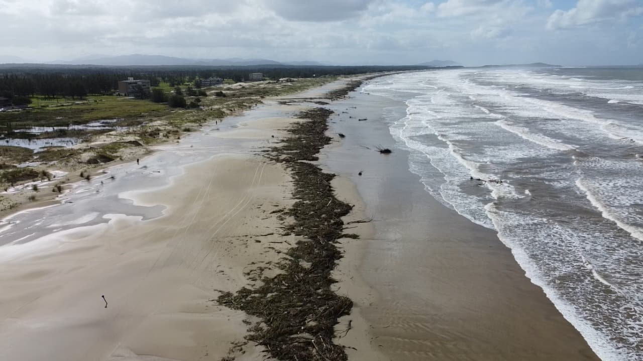 Limpeza das praias após as chuvas inicia nesta segunda-feira (9)
