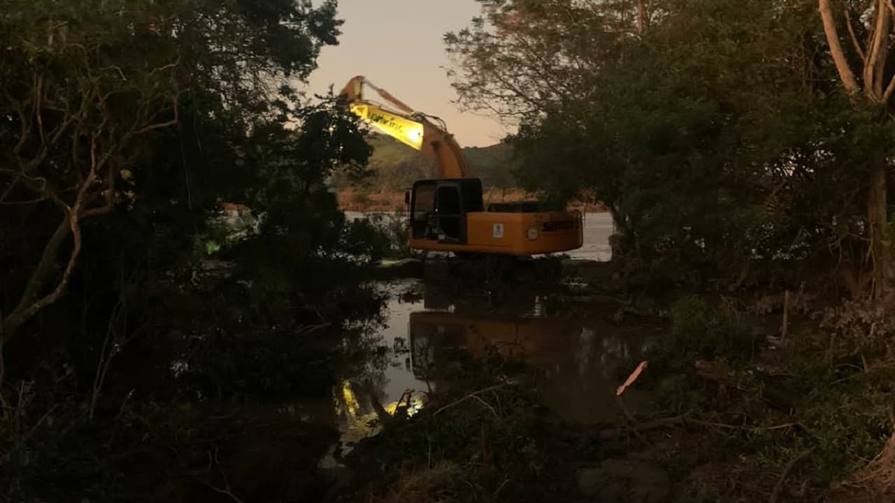 Rodovia Ageu Medeiros é interrompida para escoamento no Campo da Eira