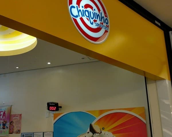 Funcionária de sorveteria é ameaçada com faca durante assalto