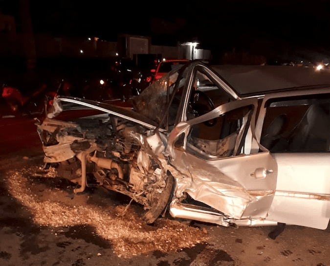 Homem fica preso às ferragens em acidente envolvendo três veículos