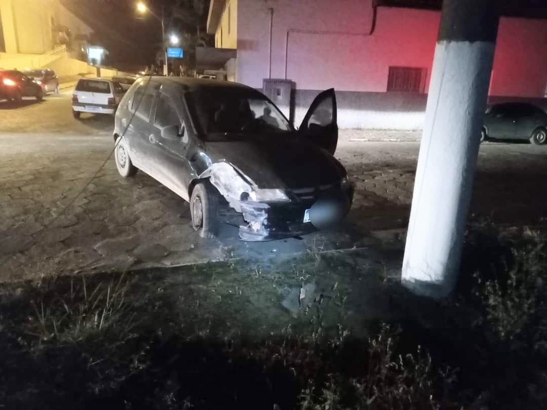 Fiação elétrica de poste rompe em acidente e motorista é socorrida