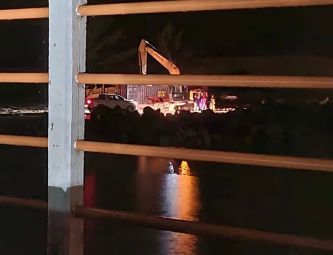 Barra do Camacho começa a ser aberta para facilitar escoamento das águas