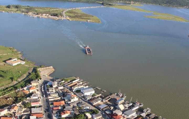 Balsa de Laguna volta a fazer a travessia do canal da barra