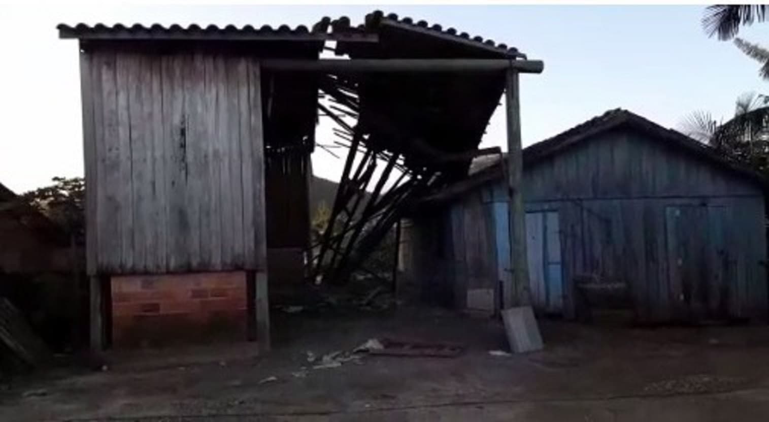 Casas do KM 60 desabam após diminuição do nível do rio Tubarão