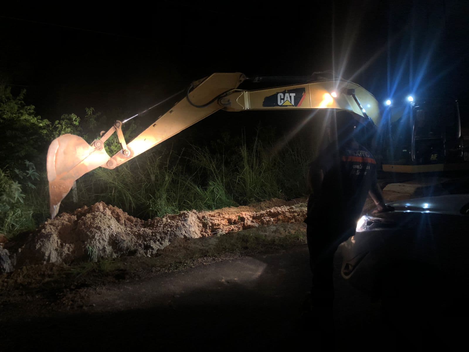 Obra de abertura de vala para reduzir o alagamento no Revoredo é concluída após confusão