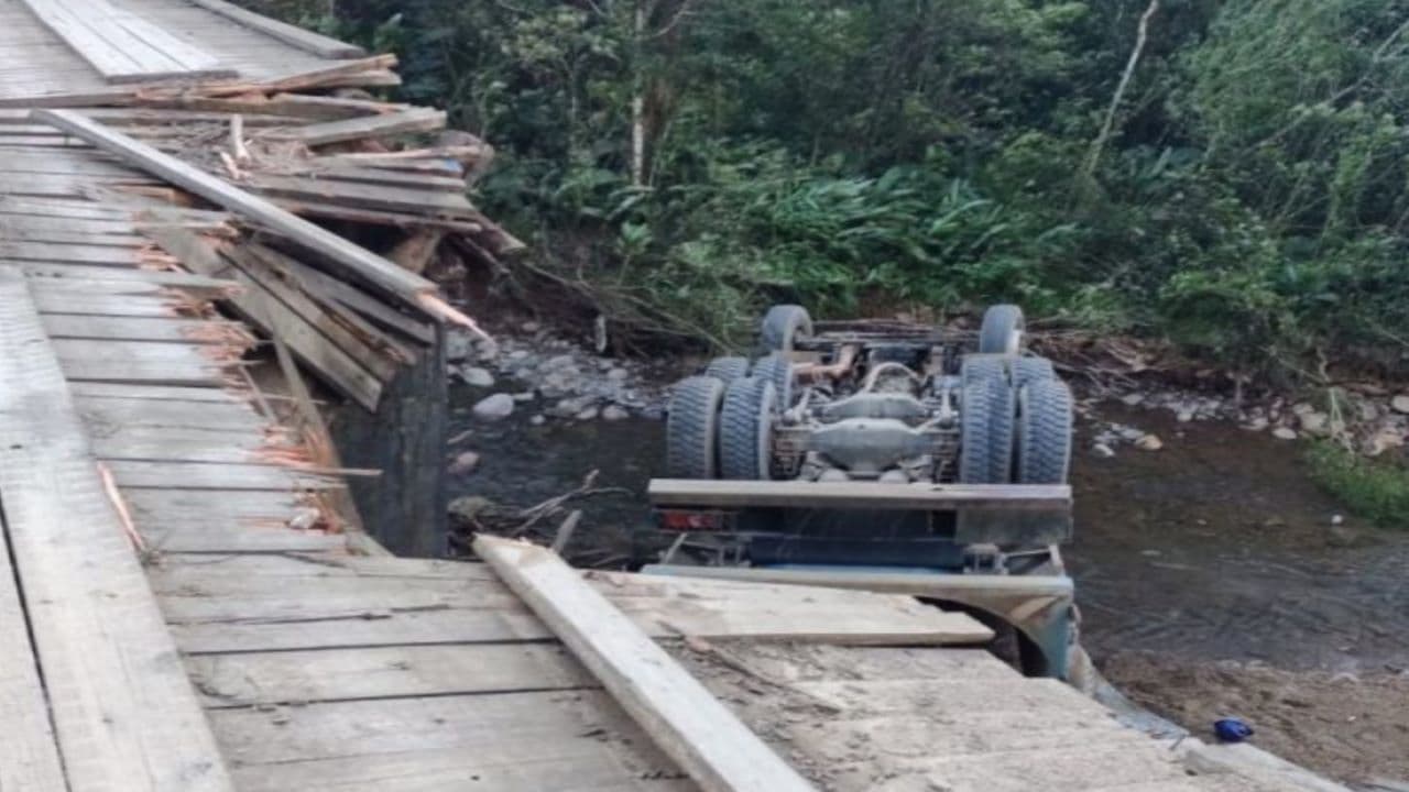 Caminhão cai em rio após parte de ponte quebrar
