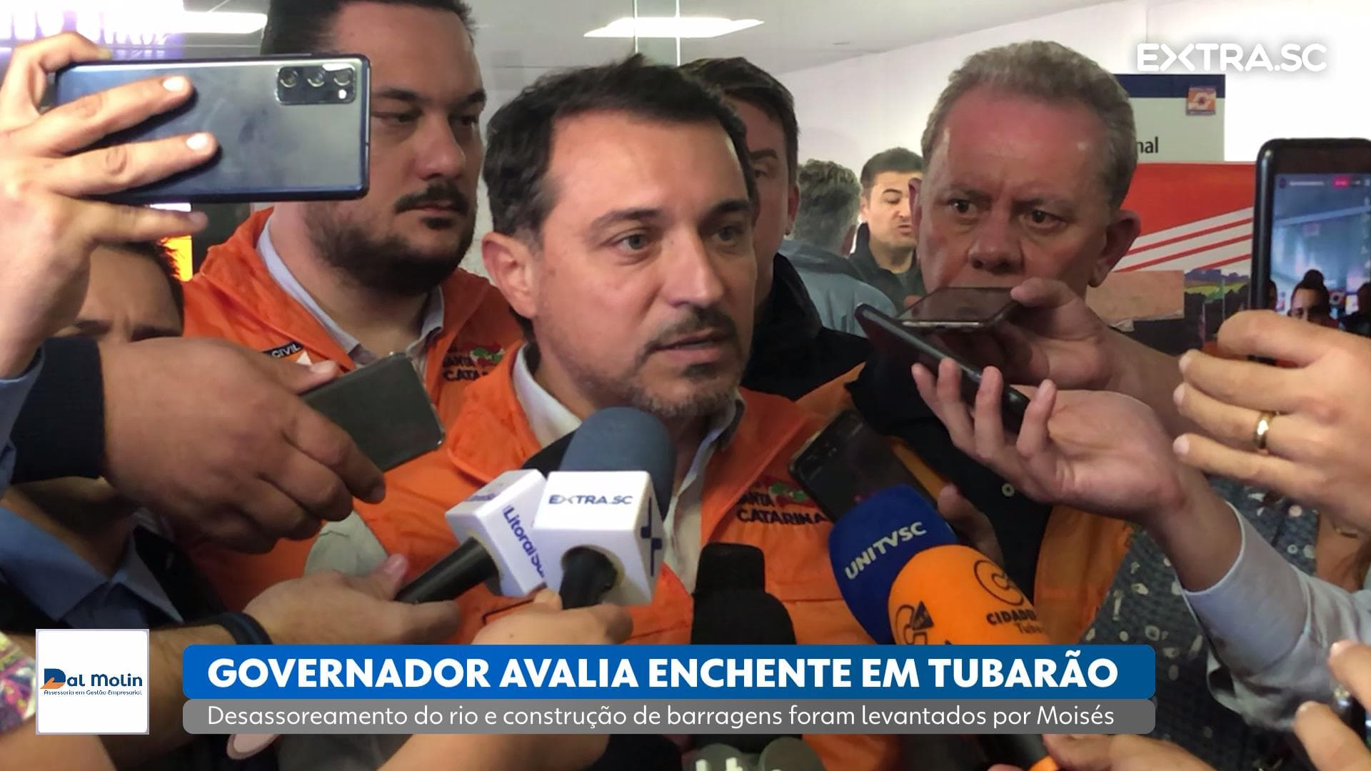 Após sobrevoo em áreas alagadas, governador Moisés promete prioridade na redragagem do Rio Tubarão