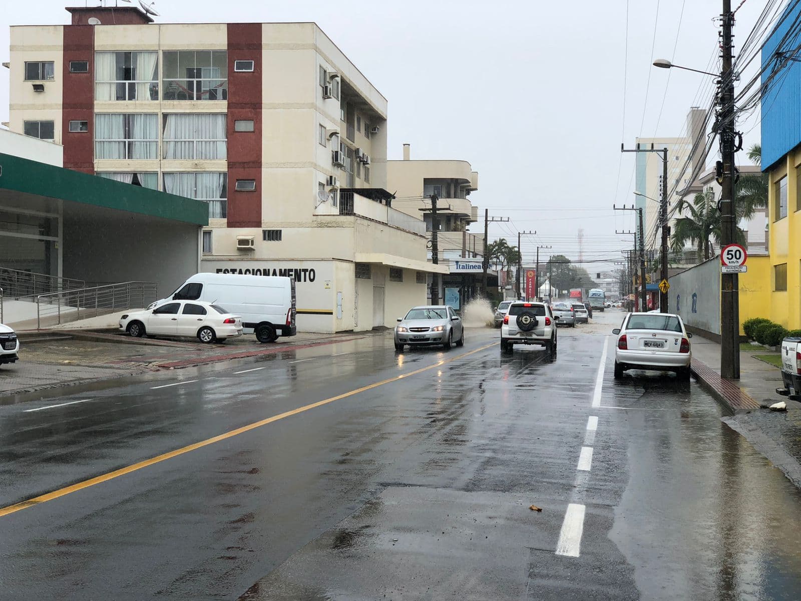 Autoridades de segurança de Tubarão determinam fechamento de lojas a partir do meio-dia