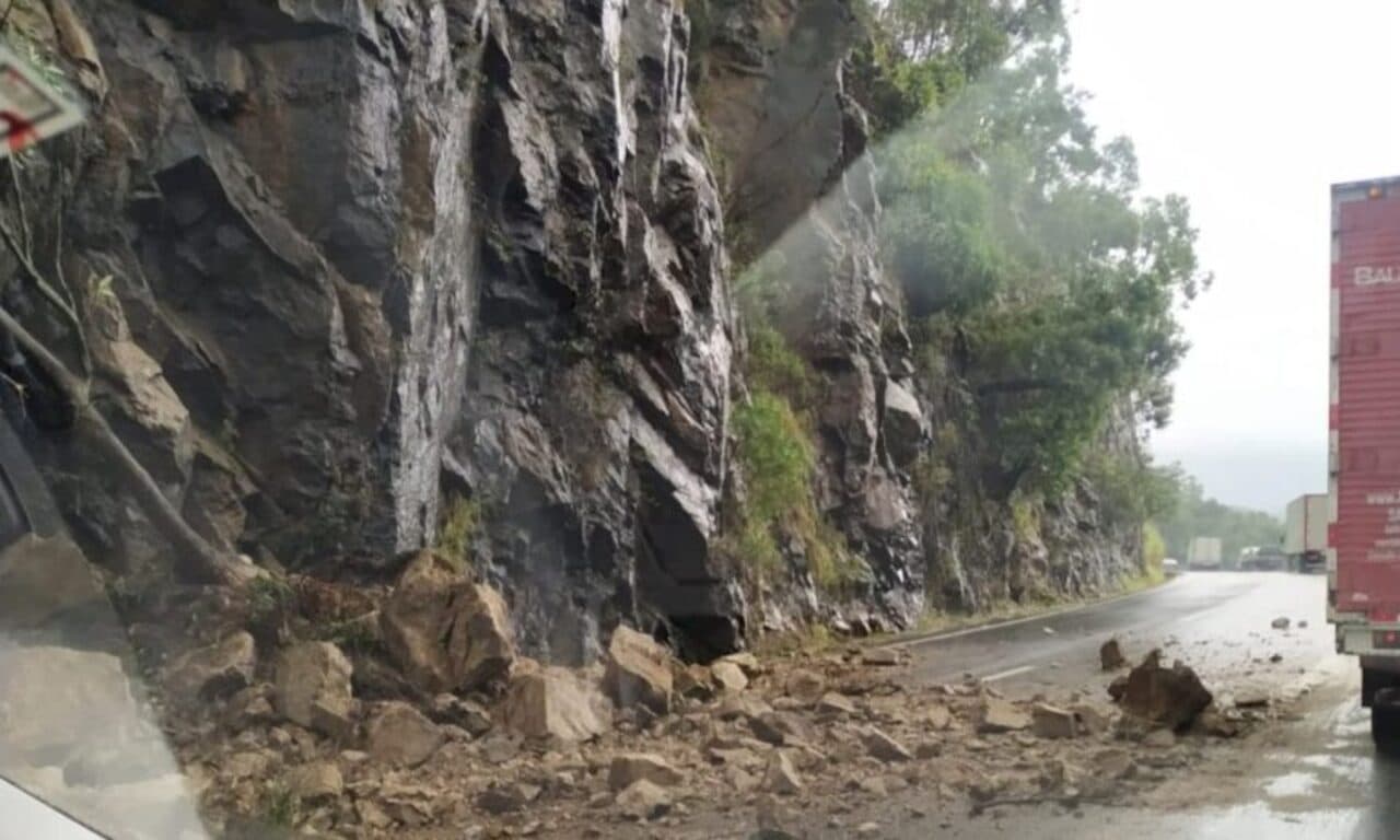Queda de barreira bloqueia BR-101 no Morro do Formigão