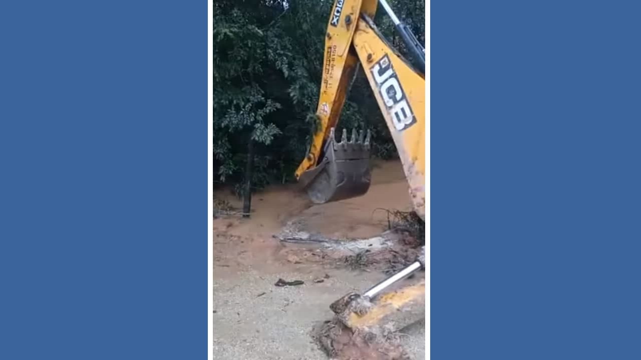 Em Gravatal, acúmulo de terra obstrui passagem em rodovia e ponte é interditada