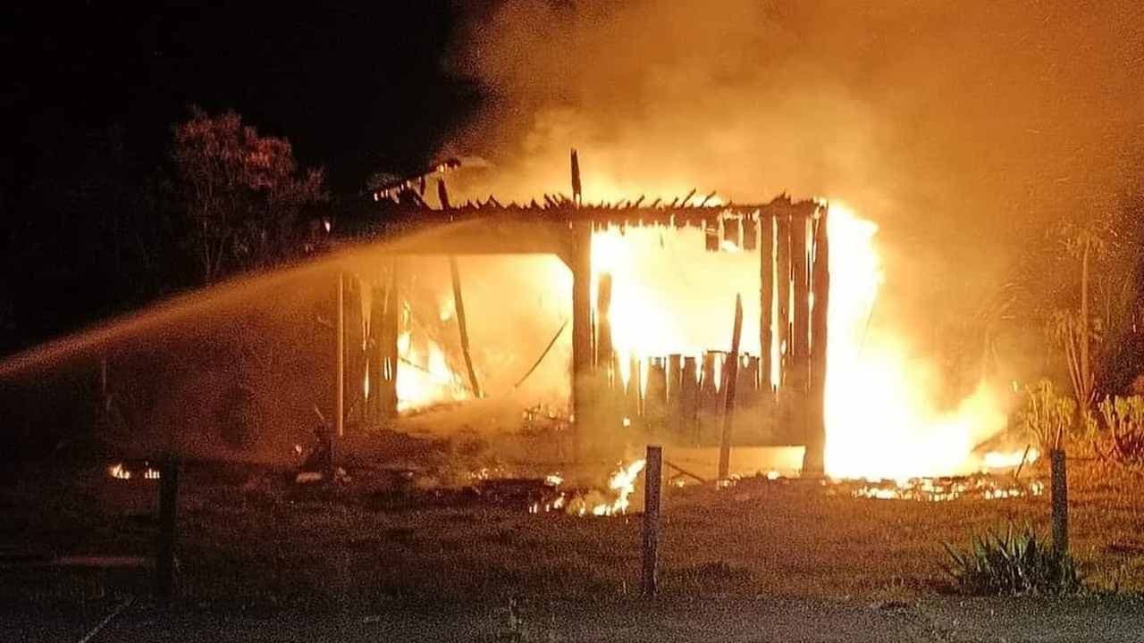 Incêndio atinge casa no KM 63, em Tubarão