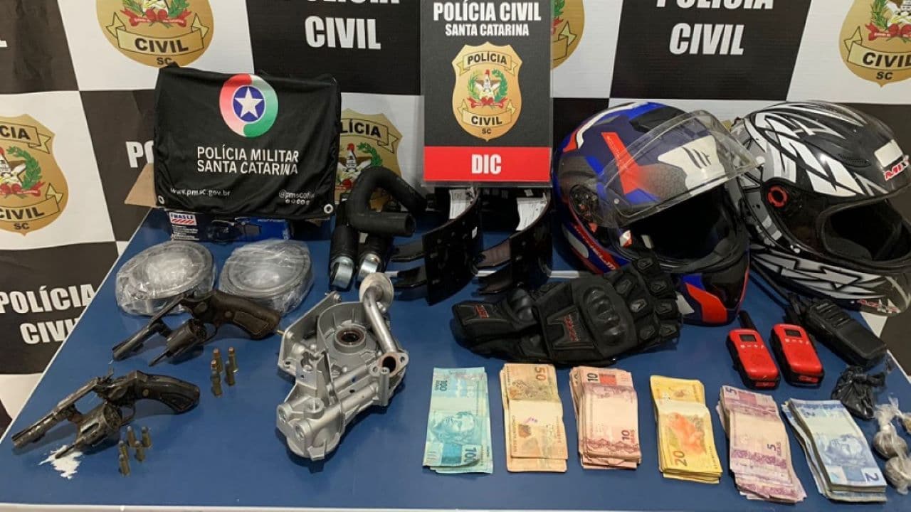 Dois suspeitos são presos após roubo a transportadora