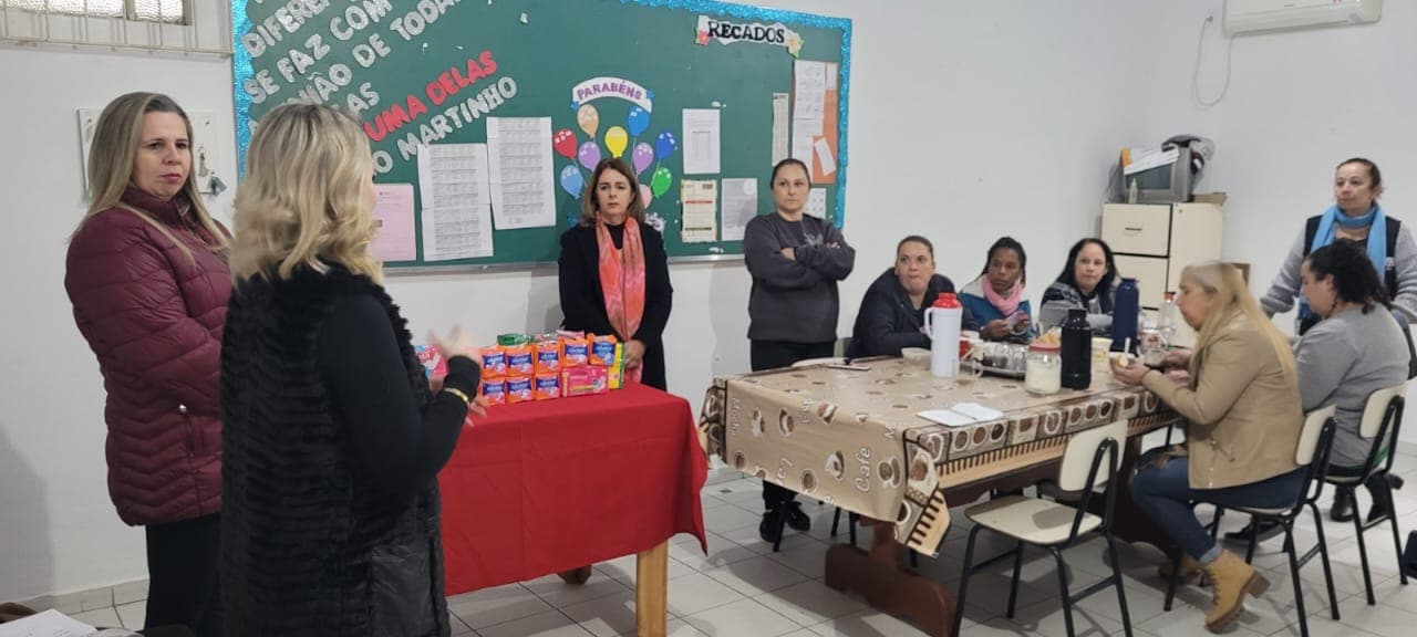 Mais de 200 pacotes de absorvente são doados à rede municipal de ensino de Tubarão