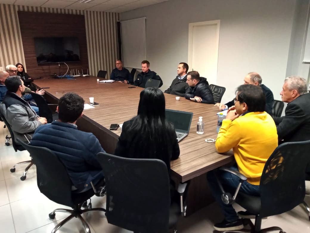 Estacionamento irregular de caminhões nas marginais da BR-101 é tema de reunião