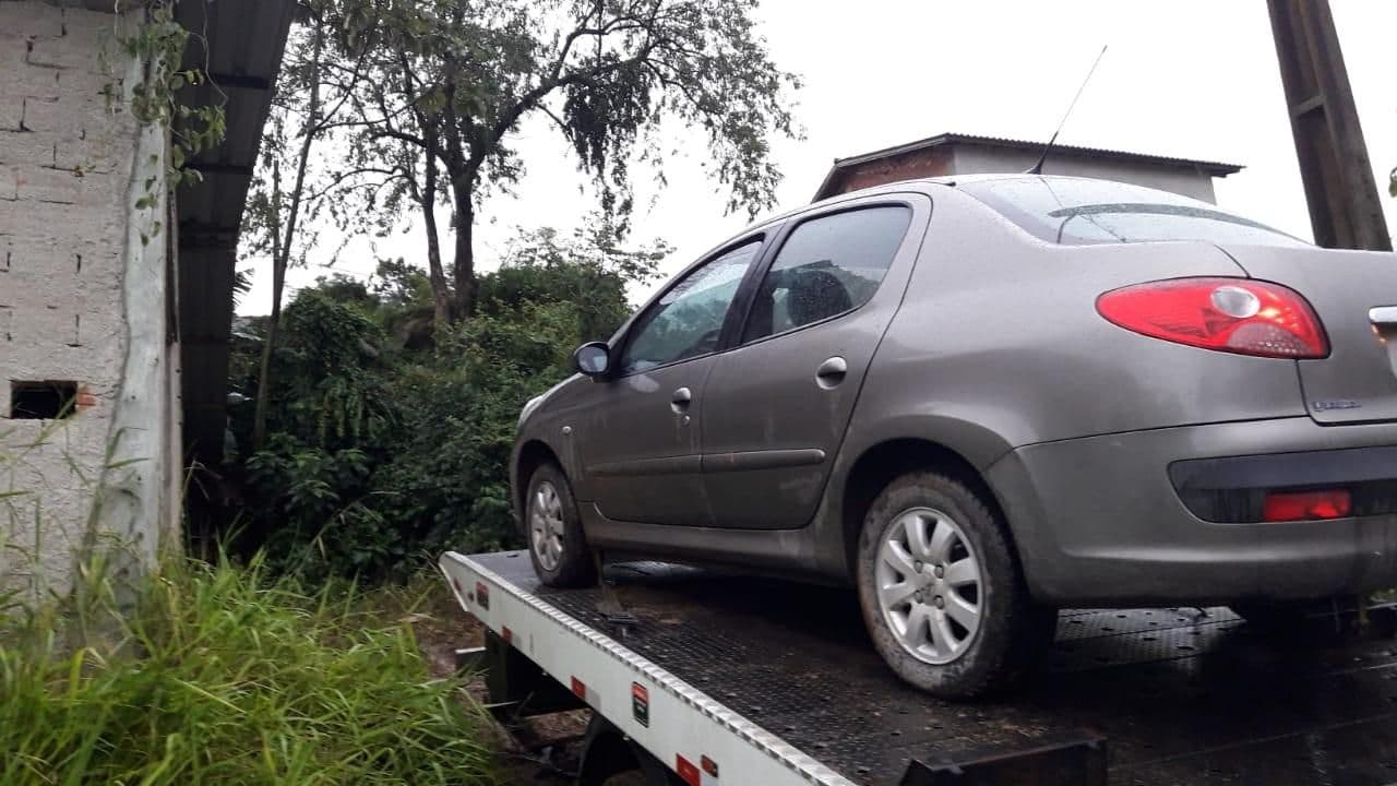 Assaltante bate carro, rouba veículo de idoso e depois abandona