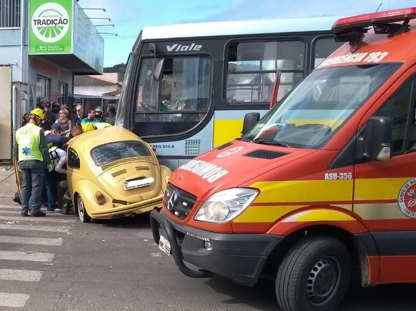 Mulher fica ferida em colisão entre Fusca e ônibus