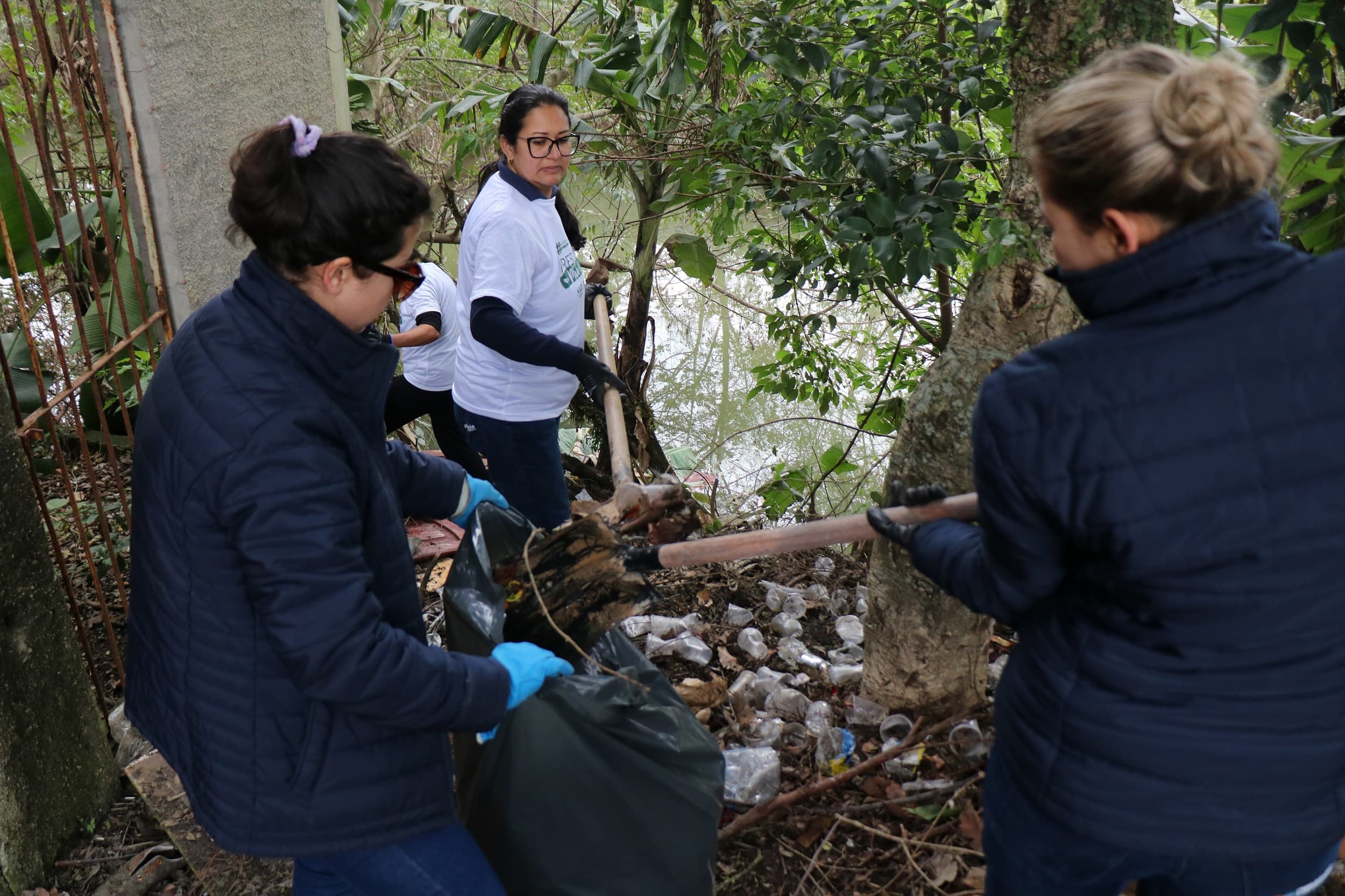 Mutirão de limpeza no Rio da Madre recolhe duas toneladas de lixo
