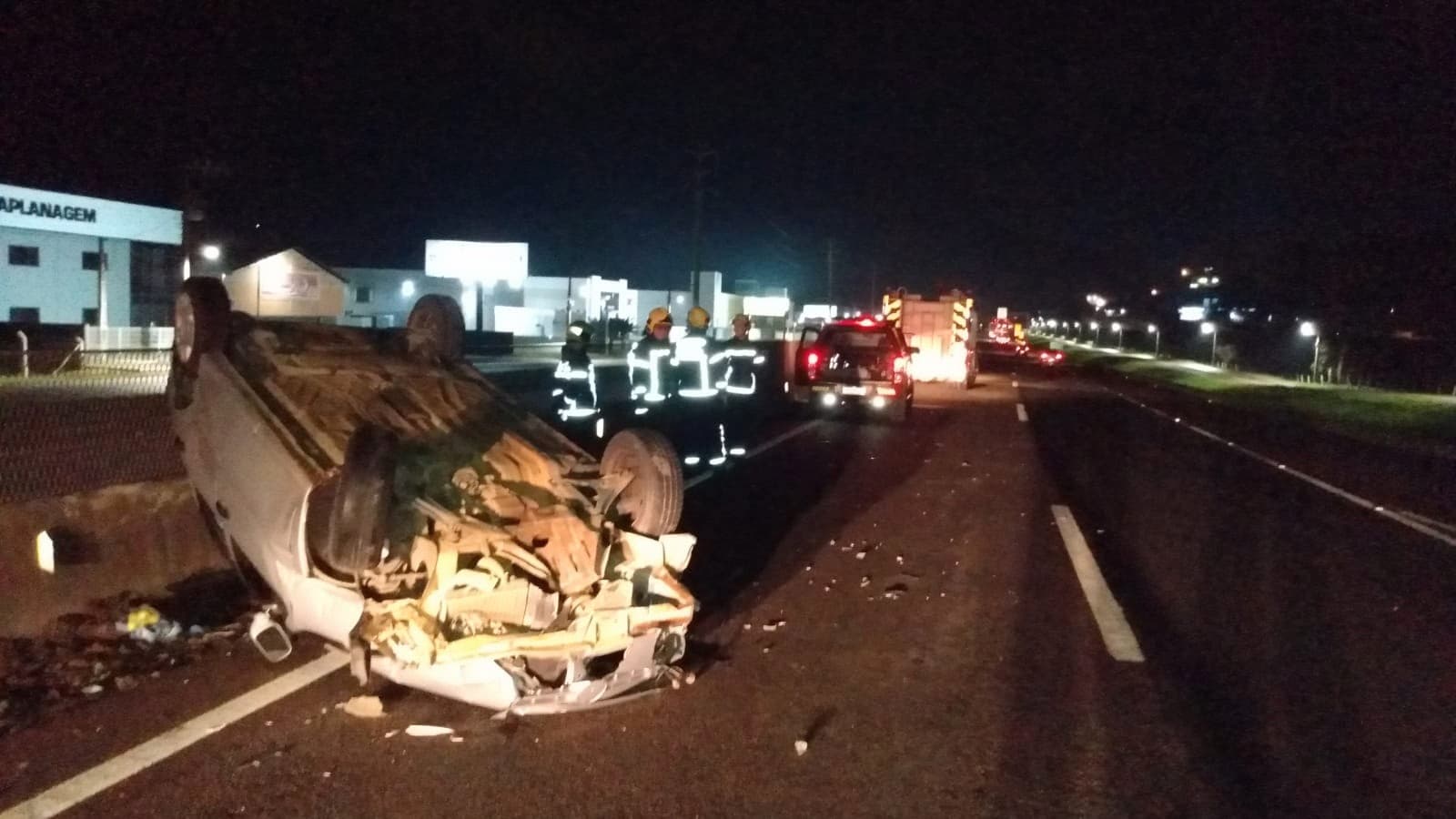 Motorista fica ferido após capotar carro na BR-101