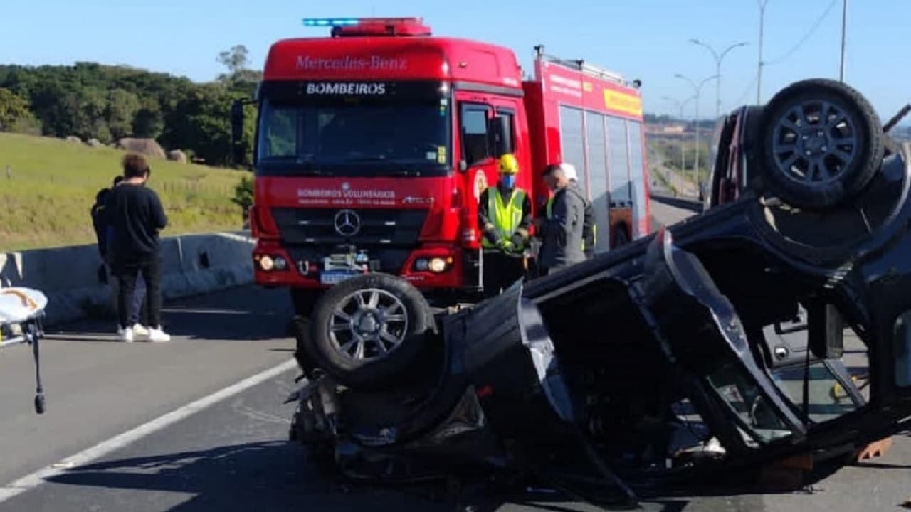 Dois ficam feridos após capotamento na BR-101, em Jaguaruna
