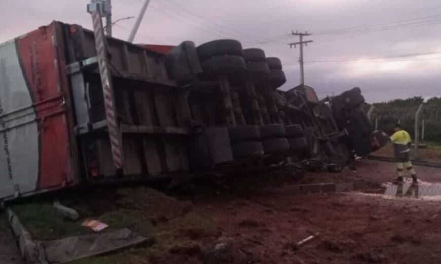 Carreta tomba após bater em estrutura do pedágio