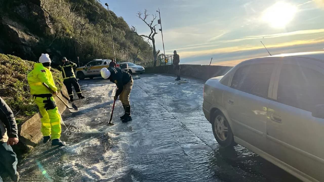 Polícia joga sal na pista para descongelar trechos da Serra do Rio do Rastro