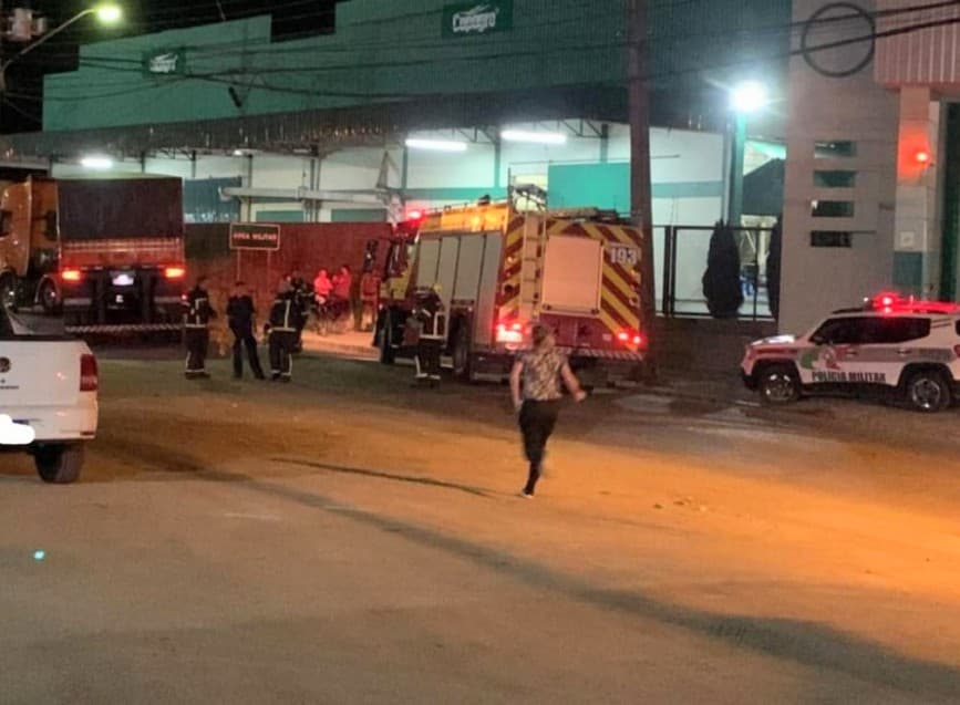 Motociclista fica ferido em acidente com caminhão