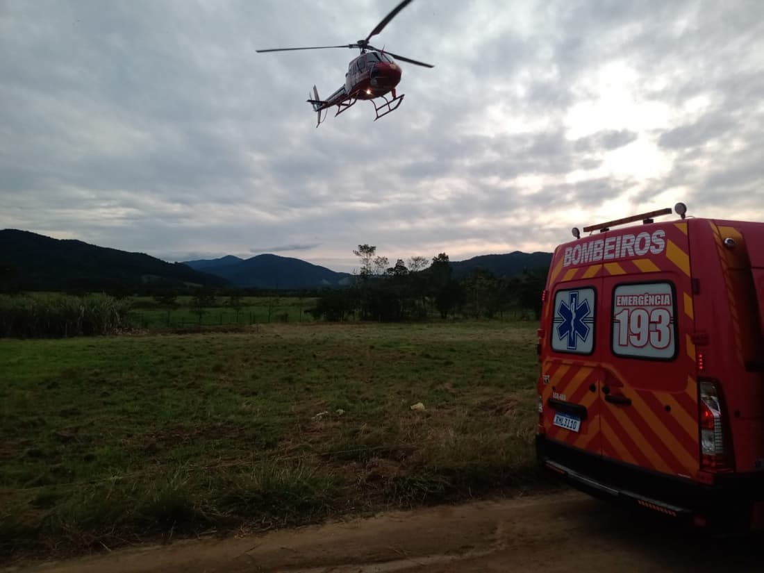 Jovem cai de moto em local de difícil acesso e é resgatado por helicóptero dos bombeiros