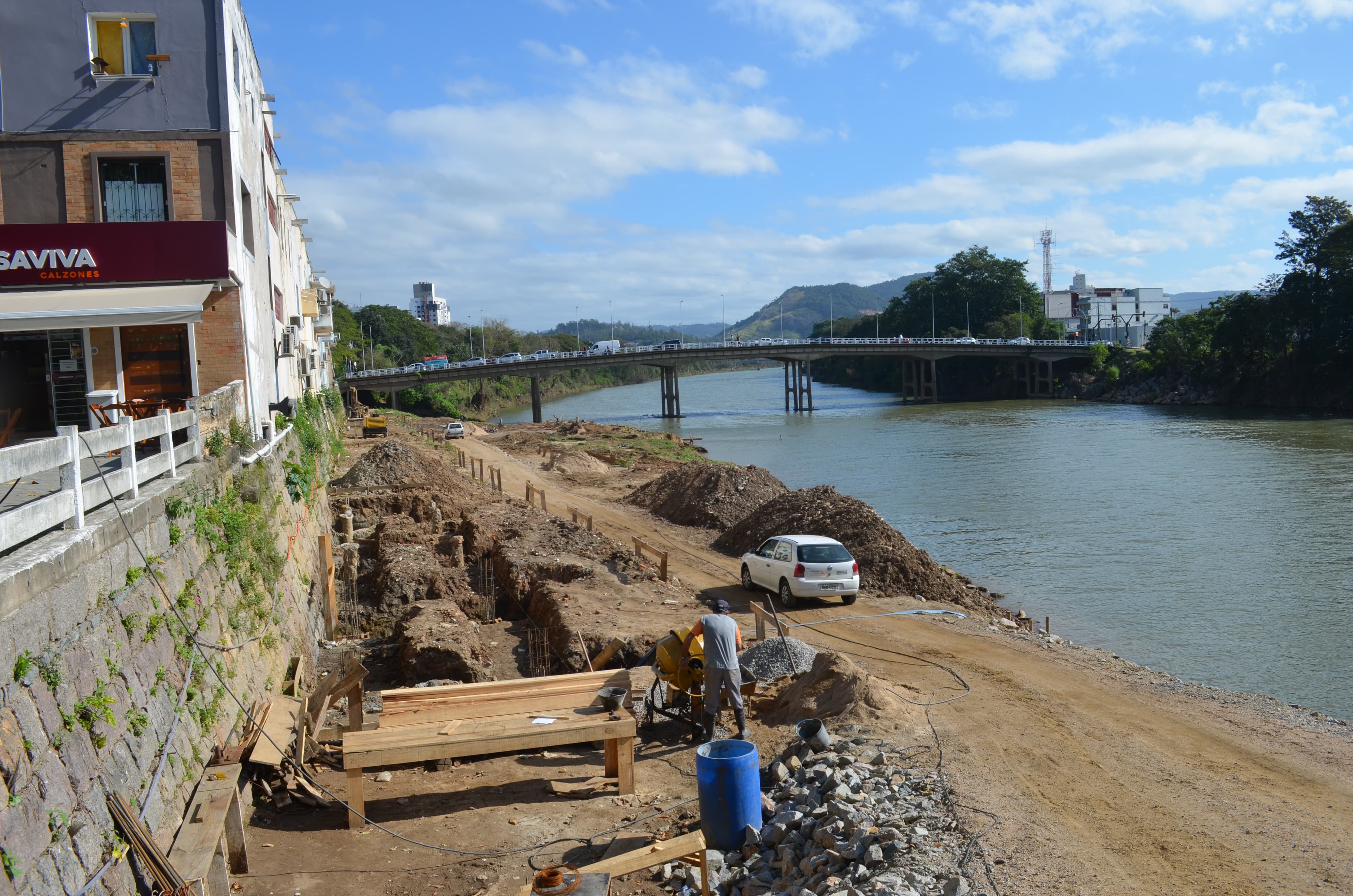 Estacas do deck da rua Lauro Müller serão finalizadas nos próximos dias