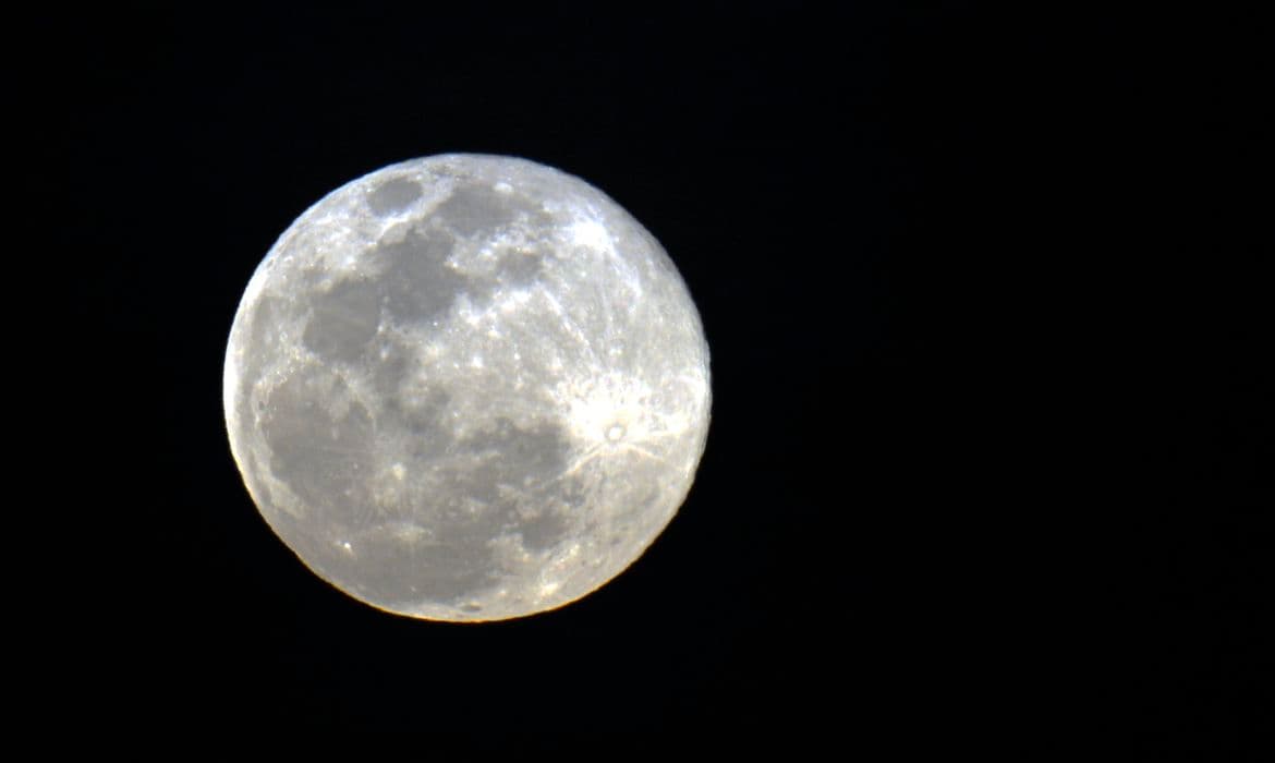 Superlua azul pode ser vista em qualquer lugar do país na noite desta segunda-feira (19)