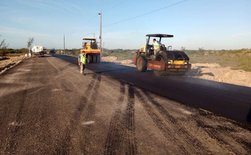 Asfalto começa a ser aplicado na Praia do Sol, em Laguna