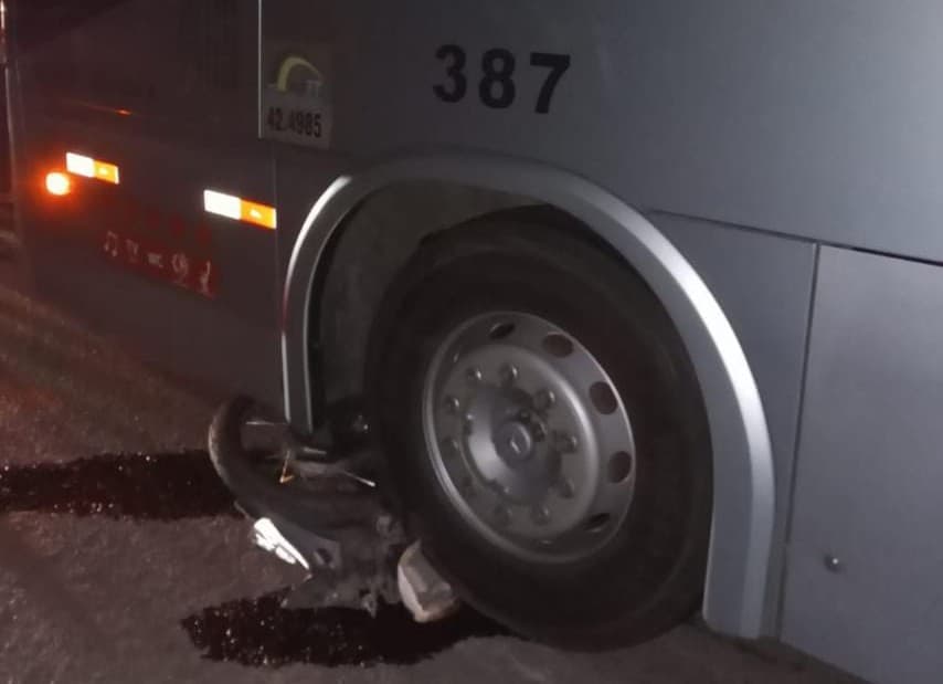 Motociclista fica gravemente ferido em colisão com ônibus